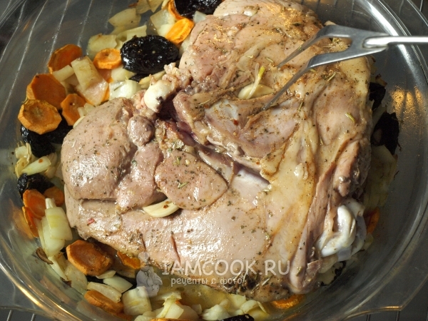 Полить вином