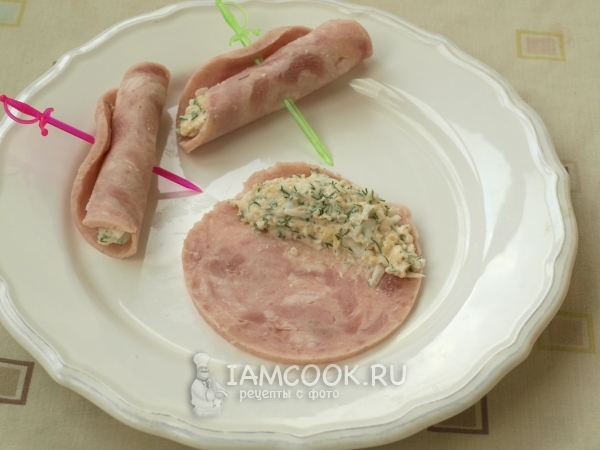 Уложить на ветчину начинку