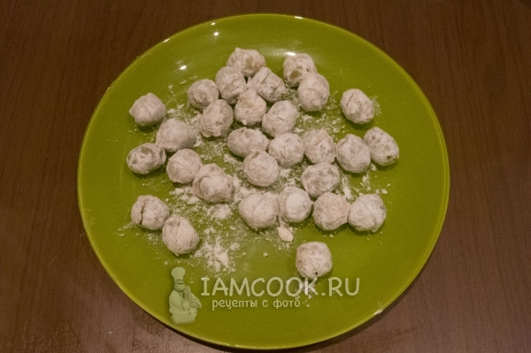 Панируем оливки мукой