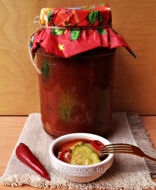 Фото огурцов с кетчупом и чили