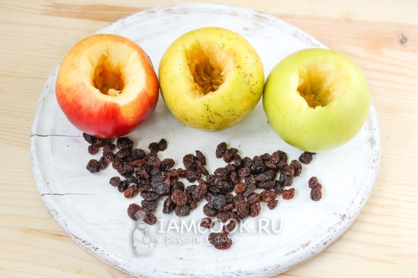 Вырезать из яблок сердцевину