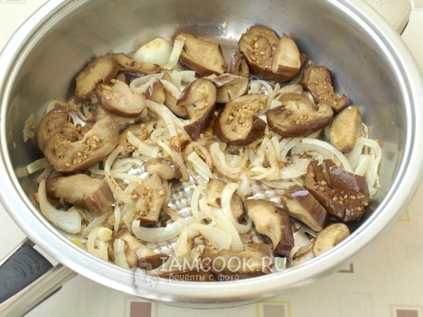 Пожарить лук с баклажанами