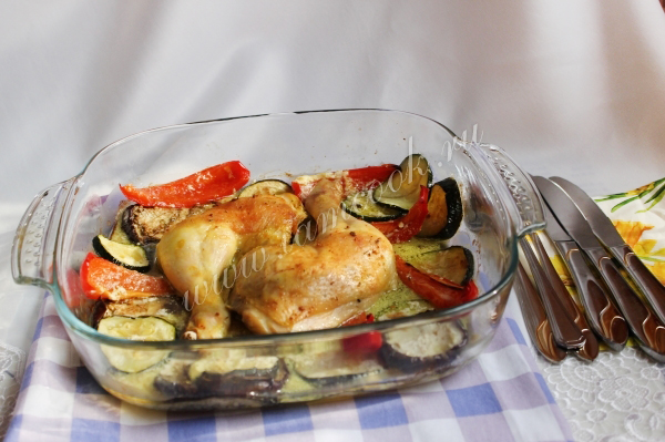 запекаем курицу с овощами