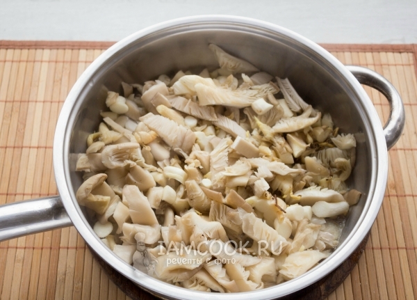 Обжарить грибы