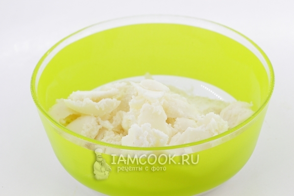 Соединить муку со смальцем