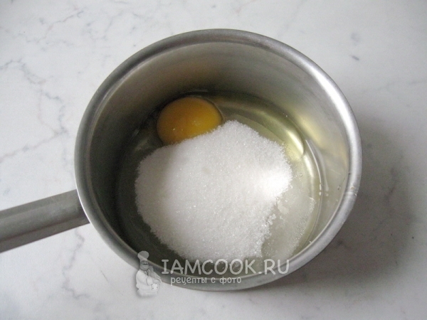 Соединить яйцо с сахаром