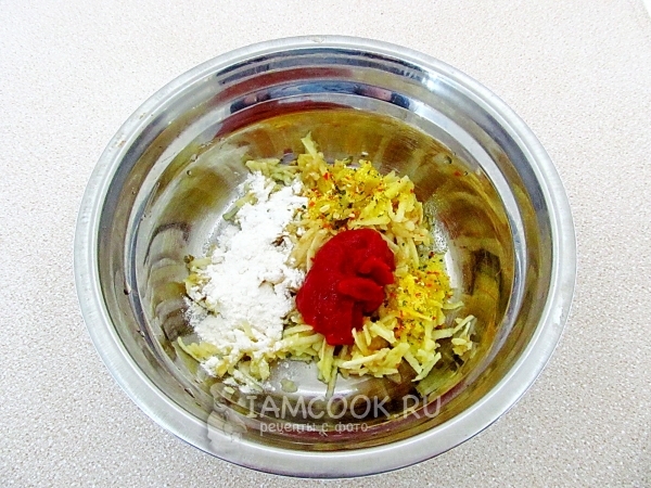 Соединить яблоки с мукой и томатной пастой