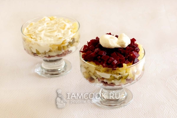 Положить картофель и бурак с майонезом