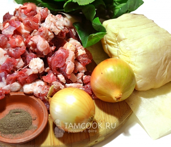 Ингредиенты для начинки слоеного пирога с фаршем