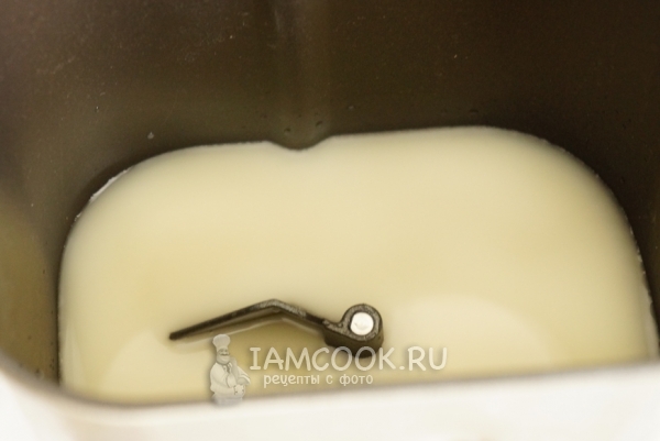 Смешать сыворотку, дрожжи, сахар и соль