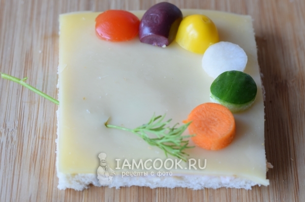 Украсить бутерброд кружочками овощей