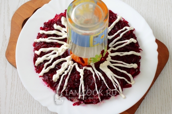 Выложить слой свеклы с майонезом