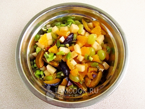 Размешать фруктовый салат