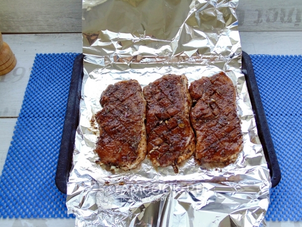 Положить мясо на фольгу