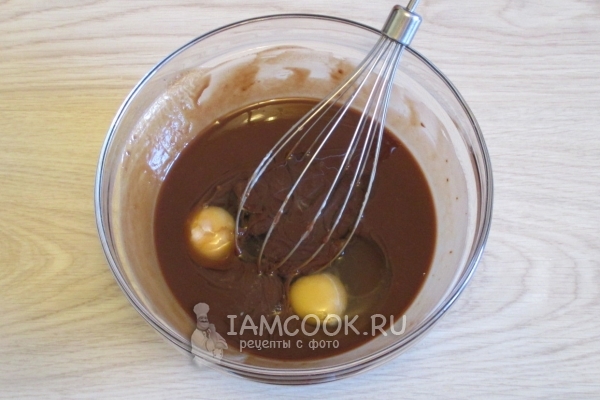 В растопленный шоколад положить яйца