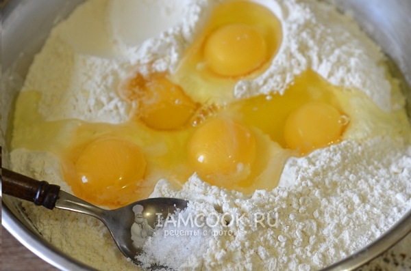 Вбить яйца в муку