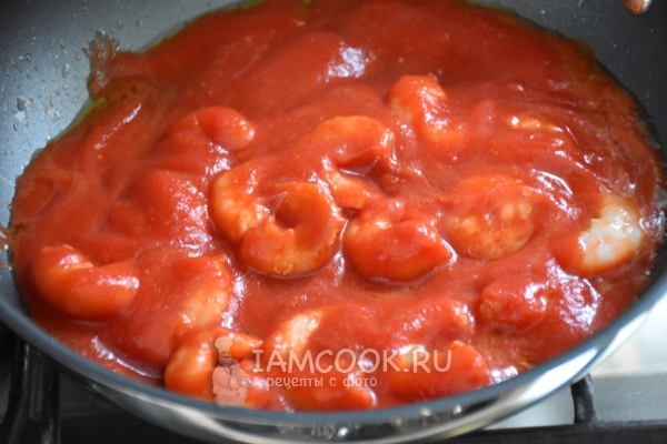 Влить томатную пасту