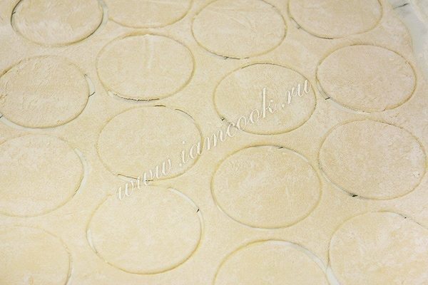 Вырезали кружочки из теста