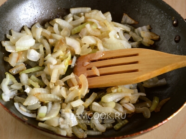 Обжарить лук