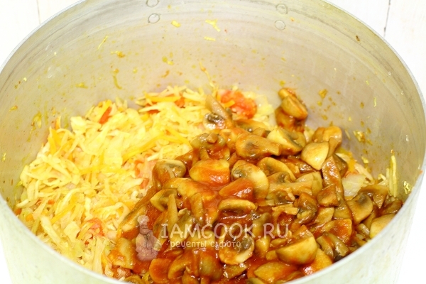 Добавить грибы к овощам