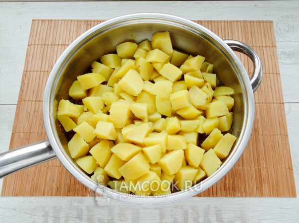 Положить в сковороду картофель