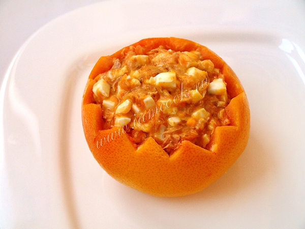 Украшаем салат из тунца с бананами и грейпфрутом