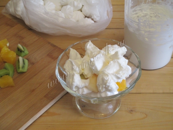 Добавить сливки к фруктам