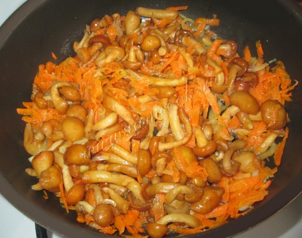 В обжарку дабавить грибы