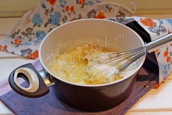 Добавить муку с солью