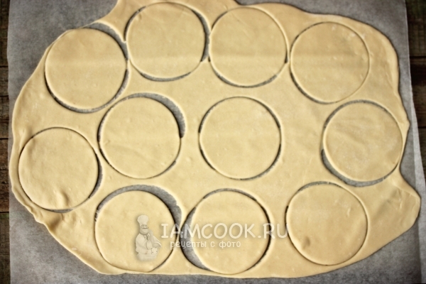 Вырезать из теста кружки