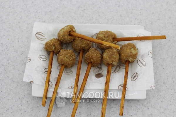 Запеченная закуска из мяса на палочках