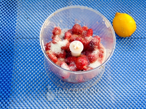 Смешать ягоды с сахаром