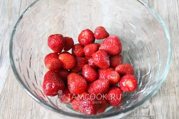 Помыть клубнику