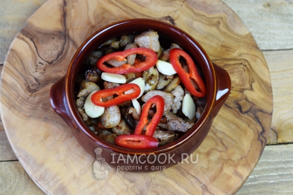 Положить чеснок и перец