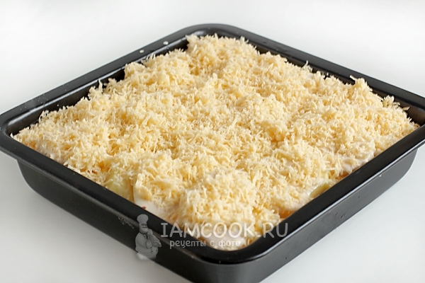 Посыпать картофель сыром