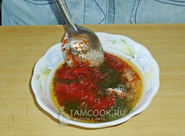 Смешать томатную пасту, масло, соль и укроп