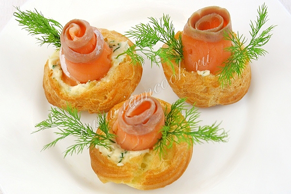 Профитроли с начинкой из сыра и рыбы