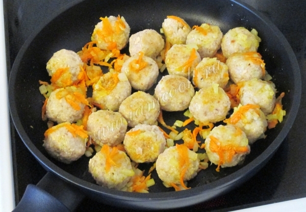 Перевернуть фрикадельки