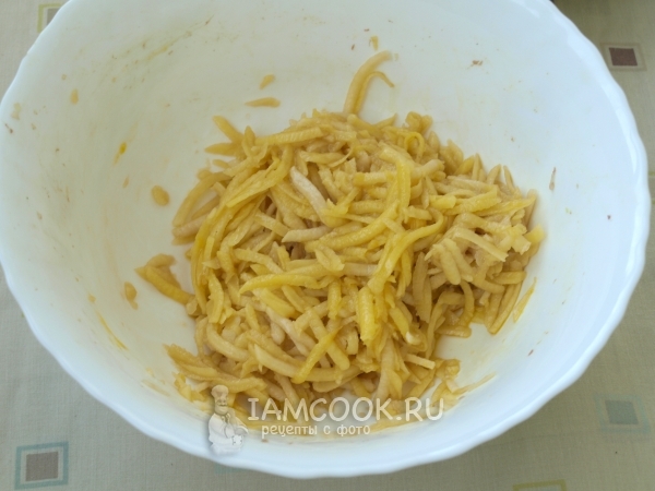 Соединить тертый картофель, яйцо и соль