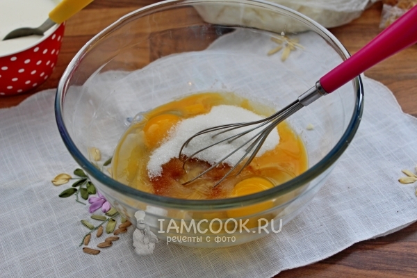 Смешать яйца с сахаром