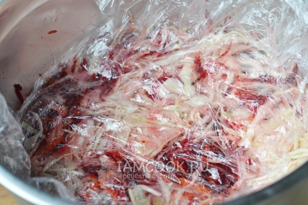 Накрыть овощи с маринадом пленкой