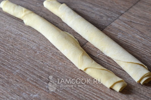 Свернуть тесто в трубочку