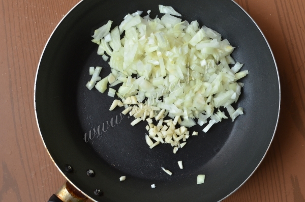 Обжарка лука с чесноком