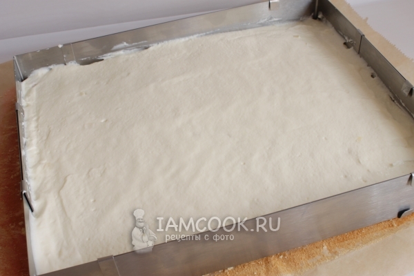 Разровнять поверхность крема