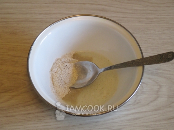Смешать муку с водой