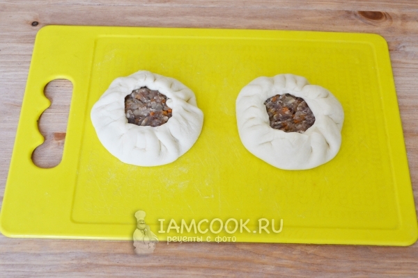 Защипнуть края теста