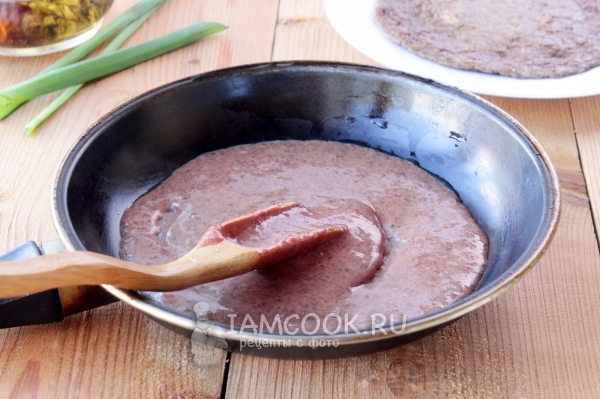 Выложить печеночную массу на сковороду