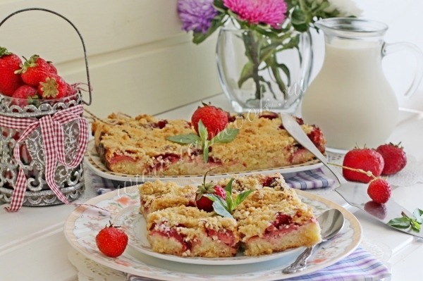 Рецепт насыпного пирога с клубникой