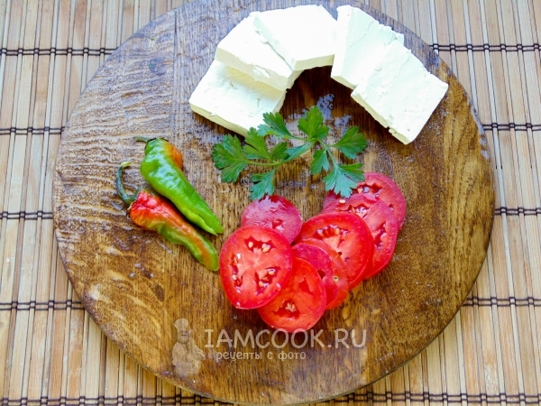 Порезать сыр и помидоры