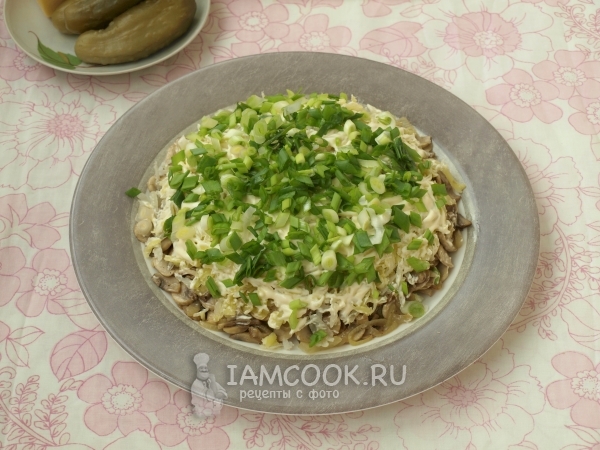 Смазать майонезом и посыпать зеленым луком